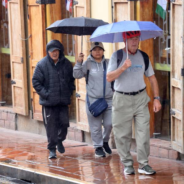 Personas caminando por la calle en un día de lluvia