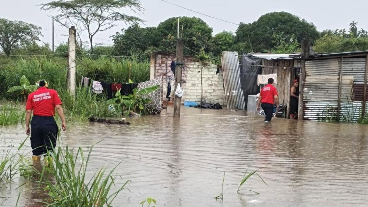 Bomberos atienden una zona inundada en El Oro
