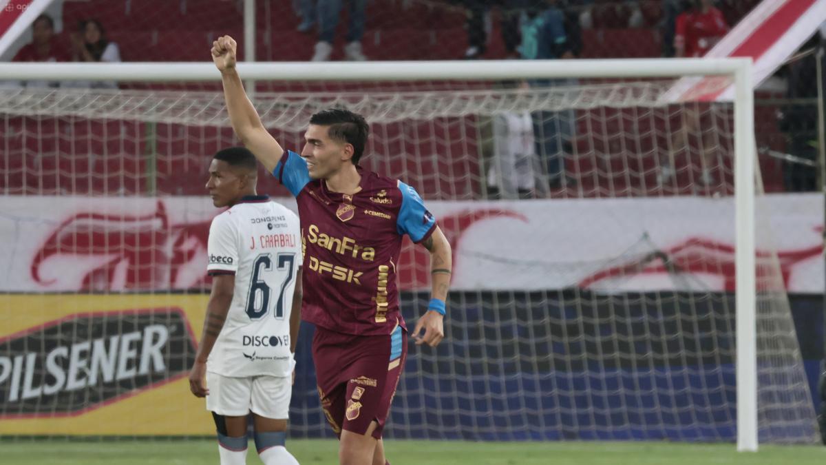 Franco Posse, de Macará, festeja un gol ante Liga de Quito